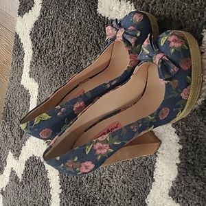 Betsey Johnson Maggi sz 8 denim floral retro look toe bow